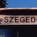DUD-957 táblája, Szeged és Üllés címerévél.