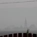 Madarak és templomtorony a ködben
