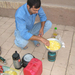 Mehdi reggelit készít a karavánszerájban