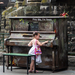 Kislány a zongoránál