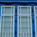 3 kék ablak