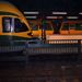 Zöld-sárga este az állomáson
