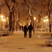 A vasárnapi, késő esti hóesés romantikus sétára csábít.