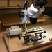 Mikroszkóppal kiegészített órás-esztergagép