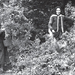Erdőben gyűjtögető asszonyok, nyakba kötött korcossal. 1961.