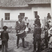 Kisbíró kidobolja a híreket Körmöcbányán 1900 körül.