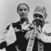 Nagyócsa, népviseletbe öltözött asszony a gyermekével. 1908.