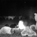 Tűz körül subában alvó pásztorok. 1937.