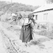 Batyuban kukoricaszárat vivő asszony. 1963. 775x768 908x900