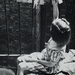 Egy kislány a babruhákat is kiteregeti (1935 körül) 900x1184.png