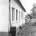 az iskola ablakai és a tanítói lakás bejárata 1973-ban