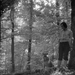 erdőrészlet fiúval és kutyával