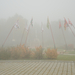 Zászlók és a Békefenntartók emlékműve a ködben