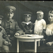Szovjet katonák a családjuk körében