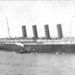 Lusitania vontatóhajók kiséretében