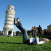turistas-sostienen-la-torre-de-pisa-rsm