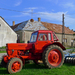 Piros traktor boronával