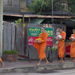 szerzetesek a reggeli koldulóúton