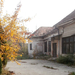 Az ősz ragyogása és az omladozó ház erős kontrasztja