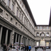 Az Uffizi árkádsora alatt Firenze kíválóságainak szobrai