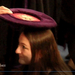 A rektor megérinti a fejét egy jelképes kalappal