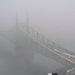 Enyhe színfolt a ködös hídon...